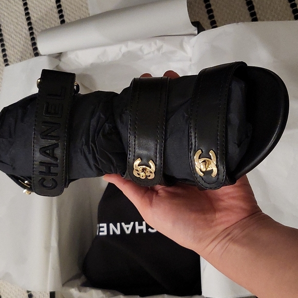 NIB CHANEL CC Logo Gold Turn lock Black Leather Heeled Sandals Sz 38.5 - Picture 6 of 8